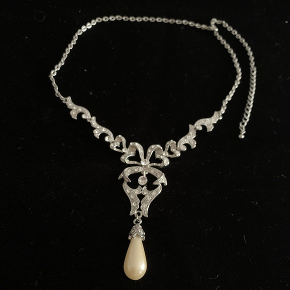 🆕🔥Crystals Pear Shaped Pearl Necklace - Picture 4 of 4